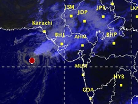 નિલોફરનો ખતરો ટળ્યો, એલર્ટ તંત્ર લઇ રહ્યું છે સાવચેતીના પગલાં