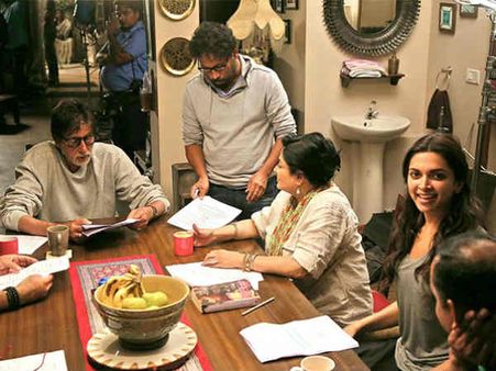 Video : અવળી ગંગા! અમિતાભે 6-8-10 નહીં, પણ Family Packs બનાવ્યાં...