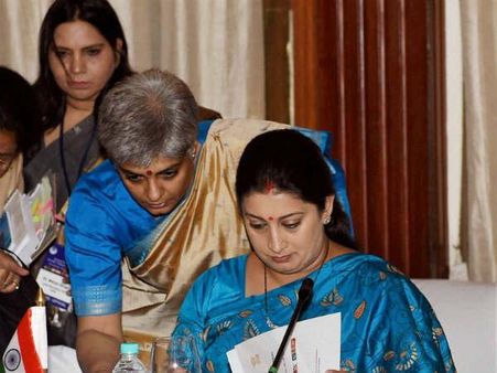 Exclusive: કર્મચારીઓ બીચારા સ્મૃતિ ઇરાનીના માર્યા!