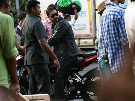 બાઇક પર અજય