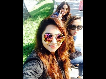 મિત્રો સાથે સોના