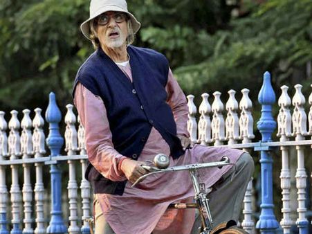 Pics : કોલકાતાના માર્ગો પર સરપટ સાયકલ દોડાવતાં બિગ બી!