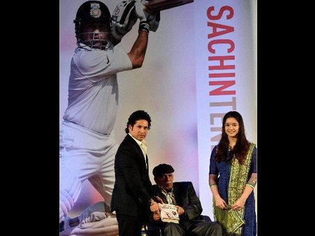 'પ્લેઇંગ ઇટ માય વે'નું સચિને વિમોચન, પ્રથમ કોપી માતાને નામ