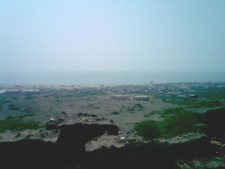 અહિનો દરિયા કિનારો ખૂબ જ નયનરમ્ય છે