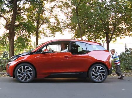 Video: 7 વર્ષીય બાળકે ધકેલી BMW i3 અને...