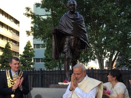 ગાંધીજીની પ્રતિમાનું મોદીએ કર્યું અનાવરણ, વાંચો શું કહ્યું મોદીએ