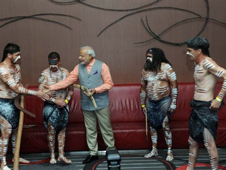 મોદીએ હાથ મિલાવ્યો