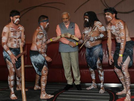 તસવીરોમાં નિહાળો આદિવાસી ડાંસ દ્વારા મોદીનું સ્વાગત