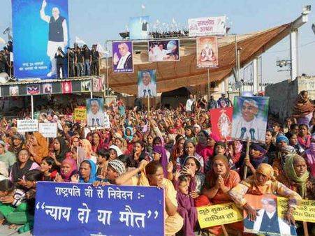 સંત રામપાલના આશ્રમની બહાર સમર્થકો અને પોલીસ વચ્ચે અથડામણ