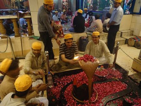 પાકિસ્તાનના આ મંદિરમાં શિવરાત્રિ પર હજારો ભક્તો ઊમટી પડે છે