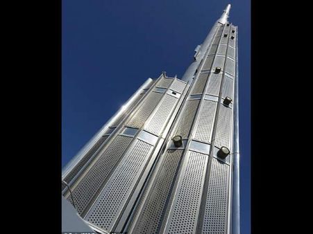 નીચેથી કંઇ આવું દેખાઇ છે બુર્ઝ ખલીફા