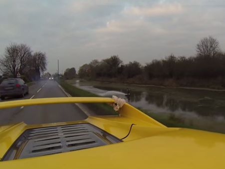 વેકબોર્ડરને ખેંચવા માટે કરાયો સુપરકાર ફેરારી એફ50નો ઉપયોગ