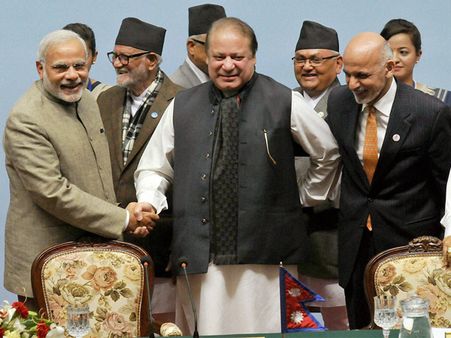 મોદી - નવાઝે મિલાવ્યો હાથ અને તાળીઓથી ગુંજી ઊઠ્યો હૉલ