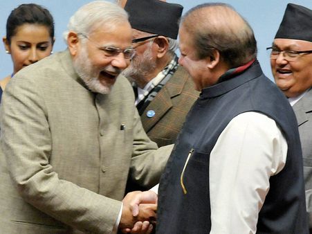 મોદી - નવાઝે મિલાવ્યો હાથ 