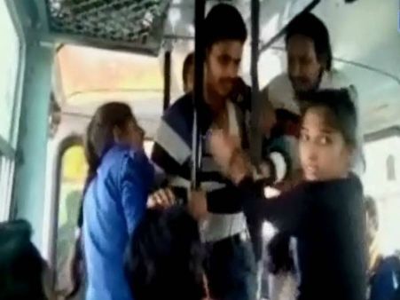 Video: બે બહેનોએ છેડતી કરનાર યુવકની કરી ધોલાઇ, 3ની ધરપકડ