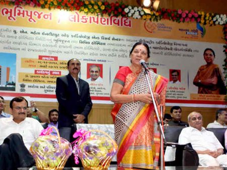 CM આનંદીબેને ગુજરાતમાં સ્વાસ્થ્ય સુવિધાઓ સંબંધિત સ્વચ્છતા અભિયાનનો આરંભ કરાવ્યો