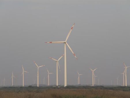 દરિયા કિનારે આવેલી પવન ચક્કીઓ