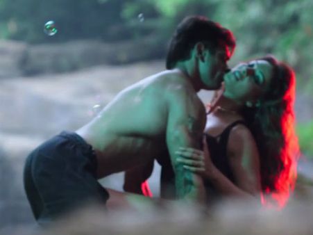 Video : હૉટ કરણ સાથે હૉટર બિપાશાનું હૉટેસ્ટ ગીત એટલે કતરા...