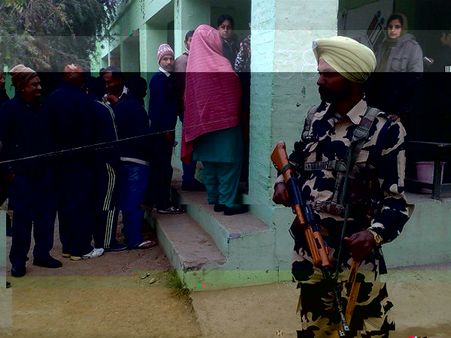 આકરી ઠંડી વચ્ચે જમ્મૂમાં મતદાન શરૂ, ભાજપ માટે મહત્વપૂર્ણ દિવસ