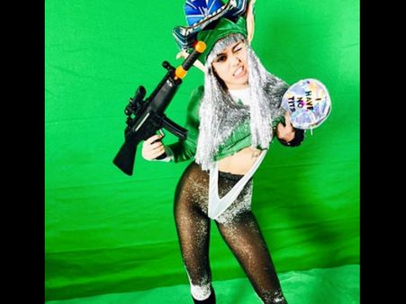 સર્જરી બાદ ફરી સક્રિય થઈ માઇલી, છવાયું ક્રિસમસ ફીવર