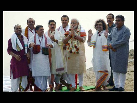 'સુશાસન દિવસ' પ્રસંગે PM મોદીએ વારાણસી પહોંચી કાર્યોની સમીક્ષા આરંભી