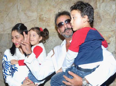 Special Screening : આઝાદ સંજય દત્તે ફૅમિલી સાથે જોઈ PK