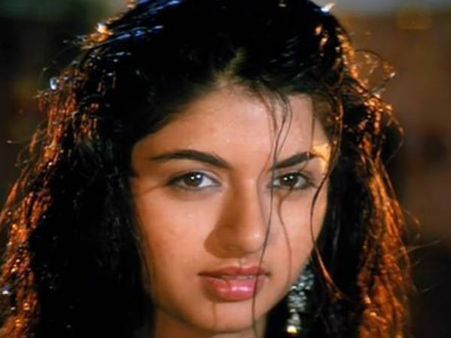 ઐસી લડકી મટર થોડે હી છીલેગી ઐસી લડકી મટર થોડે હી છીલેગી