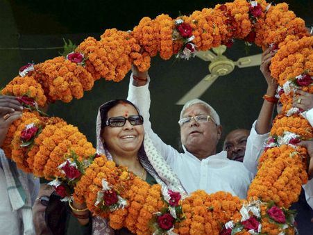 લાલૂ થયા રોમેન્ટિક, રાબડીને લાલ ગુલાબ આપી કહ્યું હેપ્પી ન્યૂ ઇયર