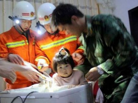 વોશિંગ મશીનના ડ્રાયર ટ્યૂબમાં ફંસાયેલી 2 વર્ષની બાળકીનો આબાદ બચાવ