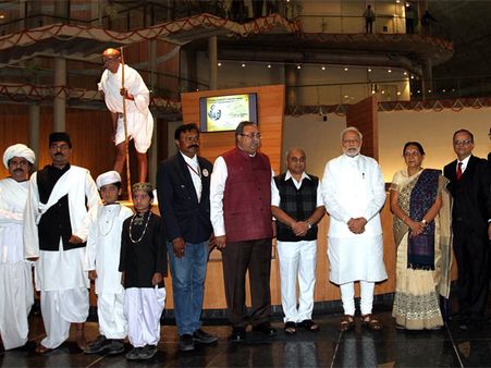 મહાત્મા મંદિરની મુલાકાત લેતા મોદી