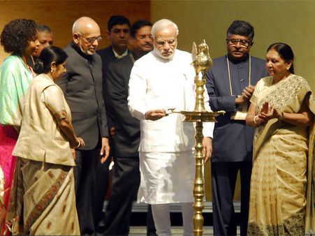 મોદીએ પણ પ્રવાસી ભારતીય સમ્મેલનમાં સંબોધન કર્યું હતું