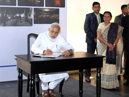 મહાત્મા મંદિરની મુલાકાત લેતા મોદી