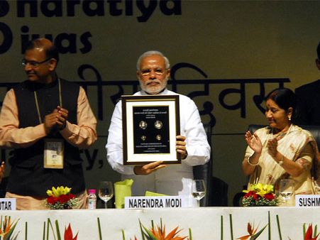 પ્રવાસી ભારતીય સમ્મેલનમાં મોદીએ રજૂ કર્યો 100નો સિક્કો