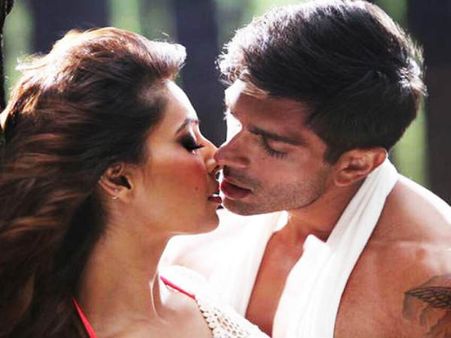 આ 5 Reasons ઉશ્કેરશે હૉટ બિપાશાની હૉટેસ્ટ ઍલોન જોવા માટે...