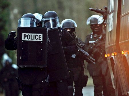 પેરિસ: આતંકીઓએ બનાવ્યા લોકોને બંધક, કહ્યું શહીદોની જેમ મરીશું!