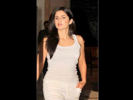 વ્હાઇટ ડ્રેસમાં કૅટ વ્હાઇટ ડ્રેસમાં કૅટ