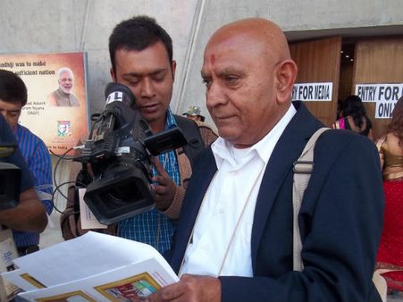 NRI રામજીભાઇ 2009થી જાતે કરે છે પોતાના ગામની સફાઇ