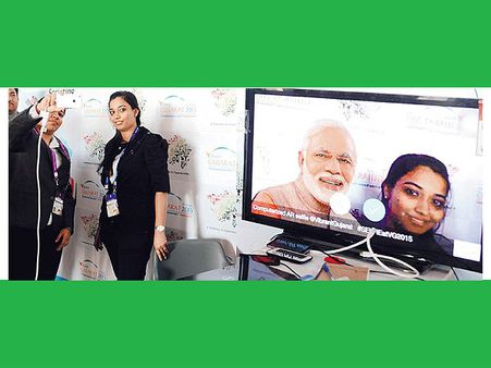 જુઓ : વાઇબ્રન્ટ ગુજરાતમાં વર્ચ્યુઅલ મોદી સાથે સેલ્ફી ક્લિક કરવા કેવી લાઇન્સ લાગી?