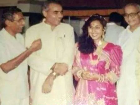 નરેન્દ્ર મોદી અને જશોદાબેનના આ ફોટોએ WhatsApp પર મચાવી ધૂમ