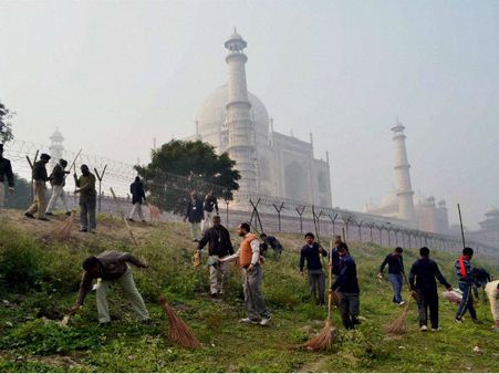 ઓબામા માટે ચમકી રહ્યું છે તાજમહેલ, 600 સફાઇ કર્મચારીઓને લગાવાયા કામે