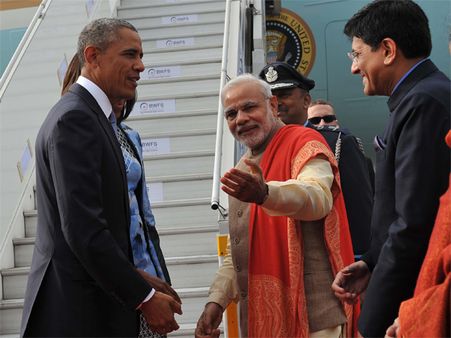 મોદીએ જાતે એરપોર્ટ પર જઇને ઓબામાને વધાવ્યા