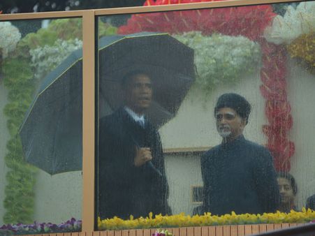 બુલેટ પ્રૂફ ગ્લાસમાં બેઠા મહેમાન