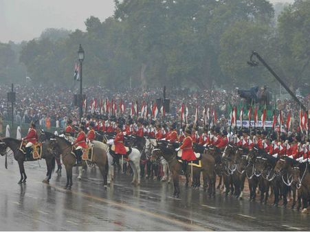 વરસાદમાં પલડીને જોઇ પરેડ