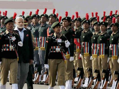 હું લઘુ ભારતની સામે ઊભો છું