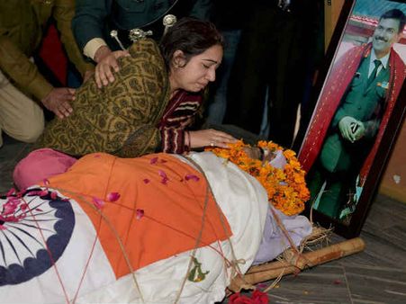 શદીહ કર્નલ એમએન રાયના અંતિમ સંસ્કાર