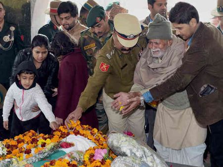 શદીહ કર્નલ એમએન રાયના અંતિમ સંસ્કાર