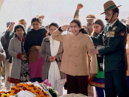 શદીહ કર્નલ એમએન રાયના અંતિમ સંસ્કાર