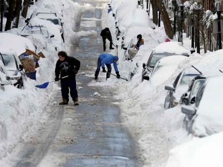 બરફથી ઢંકાઇ ગઇ કાર્સ