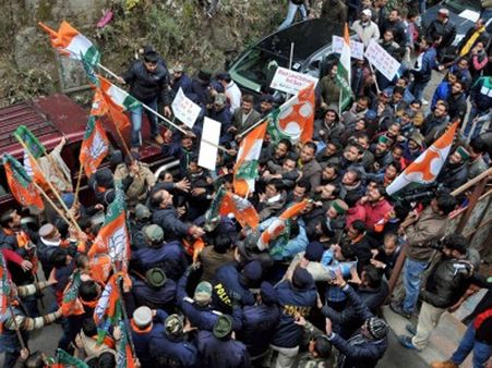 કોંગ્રેસ અને ભાજપમાં અથડામણ