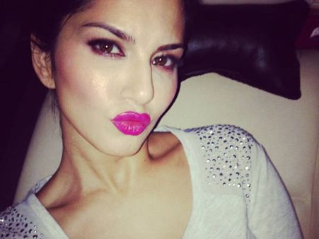 સન્ની લિયોનની સેક્સી સેલ્ફીસ પર એક નજર